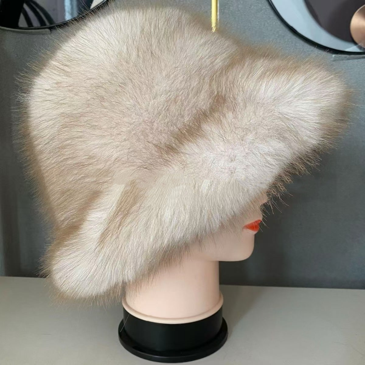 【Kúp 1 a 1 zadarmo】🧣❄️ (Eko-šetrná kožušina) Dámska jesenná a zimná teplá čiapka z líšky s veľkým okrajom