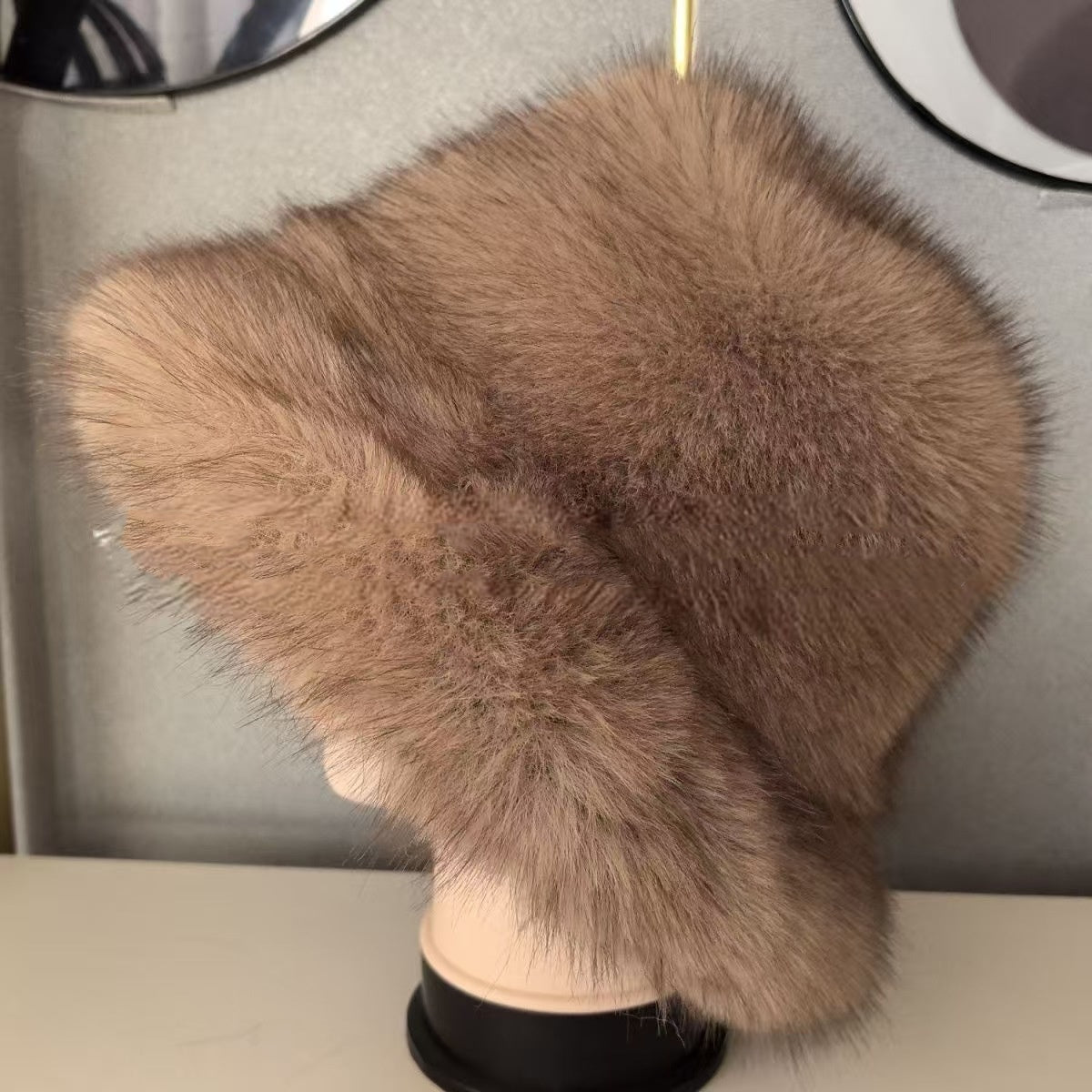 【Kúp 1 a 1 zadarmo】🧣❄️ (Eko-šetrná kožušina) Dámska jesenná a zimná teplá čiapka z líšky s veľkým okrajom