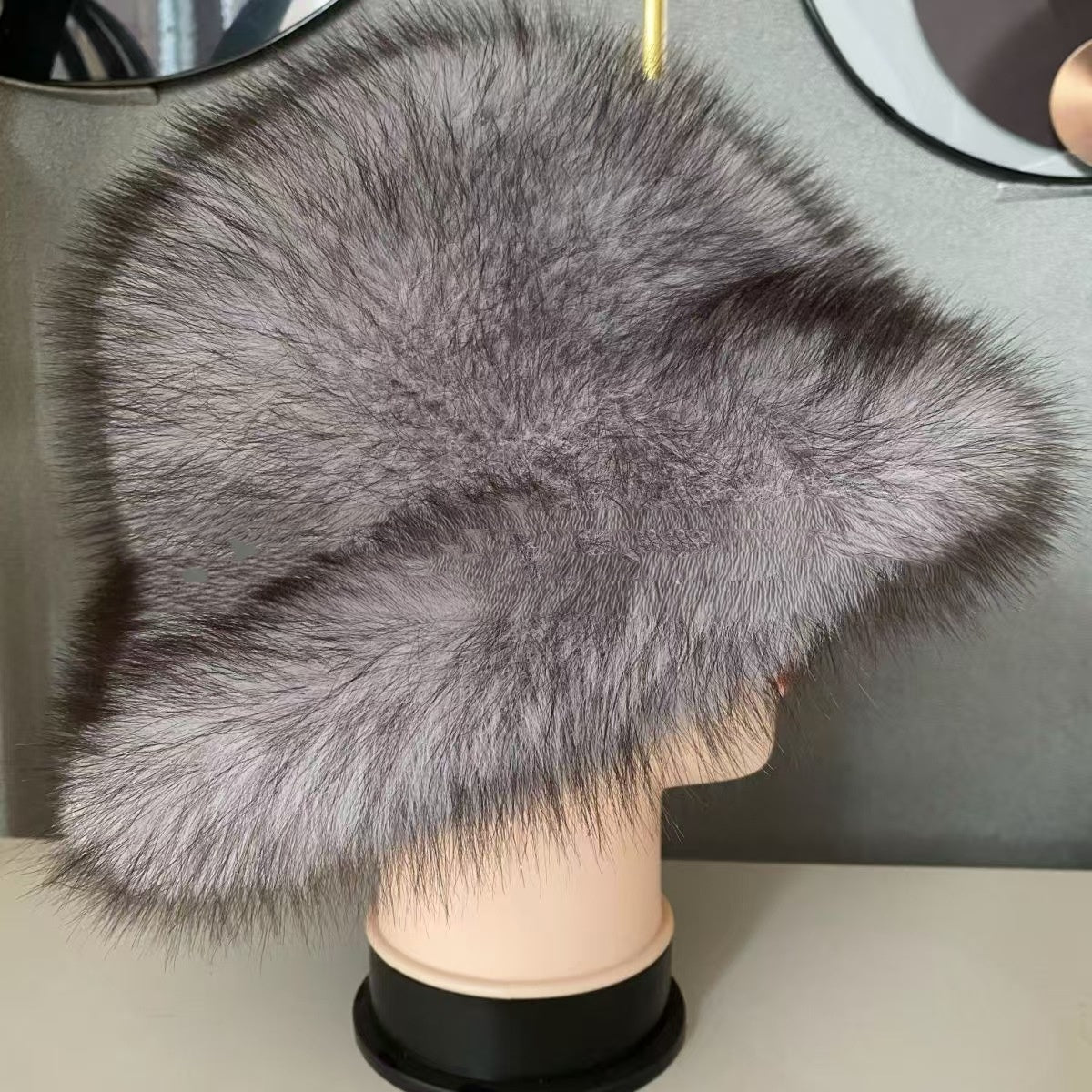 【Kúp 1 a 1 zadarmo】🧣❄️ (Eko-šetrná kožušina) Dámska jesenná a zimná teplá čiapka z líšky s veľkým okrajom