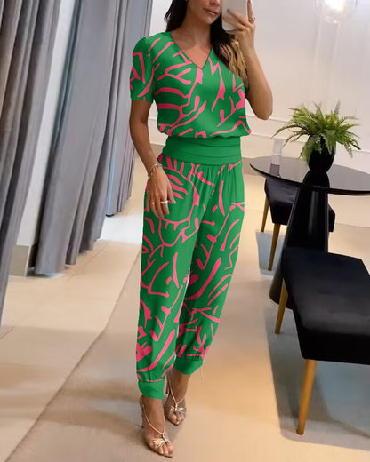 💥✨【S-2XL】 2026 jaro a léto nové dámské ležérní pohodlné tištěné dvoudílné sady 【Výstřih do V krátký rukáv + kalhoty】