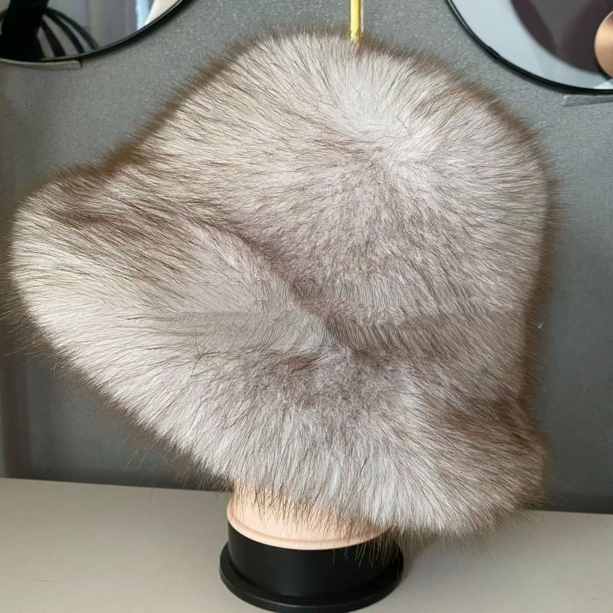 【Kúp 1 a 1 zadarmo】🧣❄️ (Eko-šetrná kožušina) Dámska jesenná a zimná teplá čiapka z líšky s veľkým okrajom