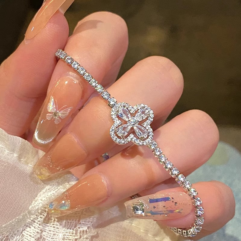 【Compra 1 y llévate 1 gratis】✨Pulsera de trébol de cuatro hojas hueco súper brillante, pulsera de diamantes completa exquisita de lujo y nicho