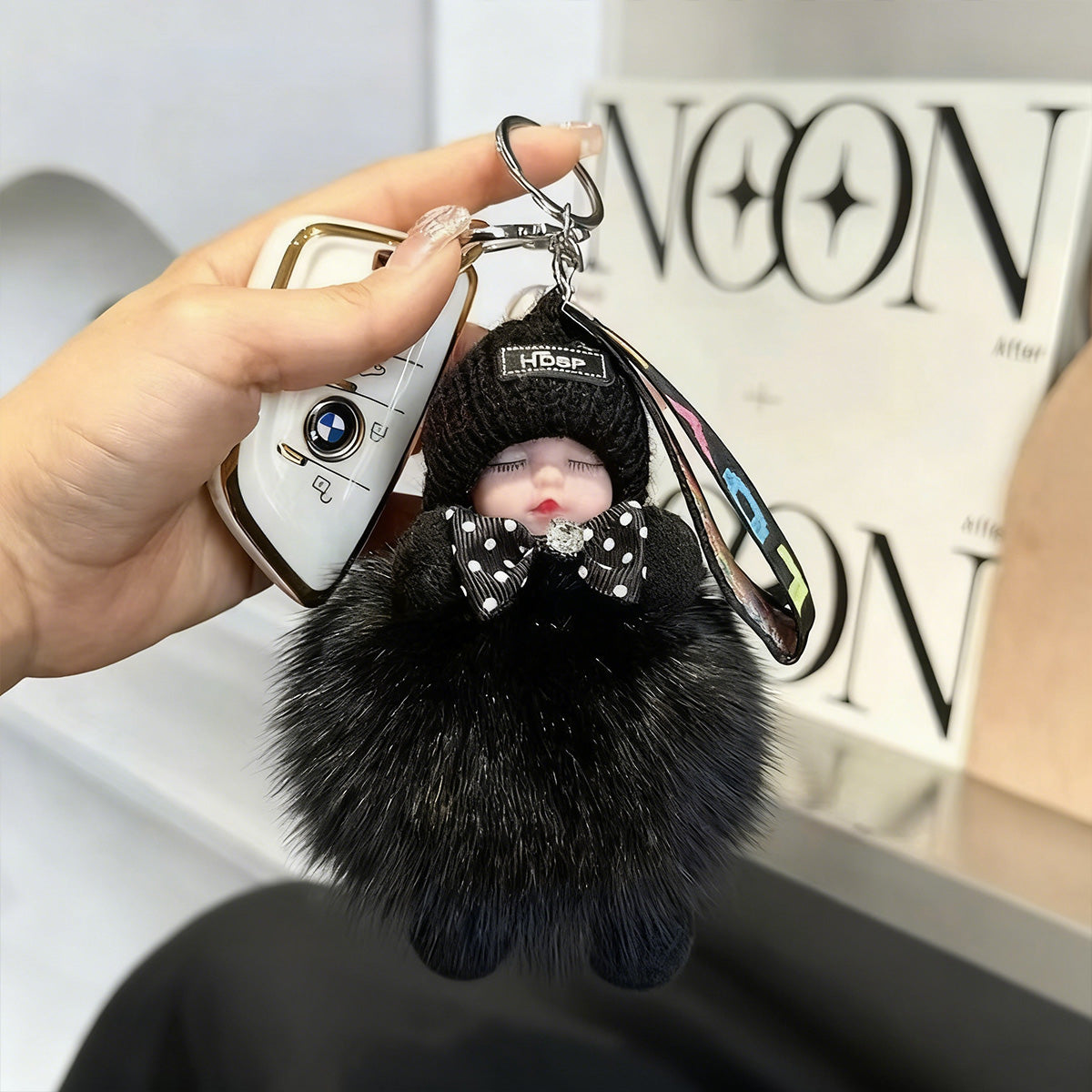 😴🧸🚗Kúpte 3 a dostanete 3 zadarmo🔥Prívesok na auto v tvare spiace bábiky, kreslený prívesok na kľúče s motívom plyšovej hračky.