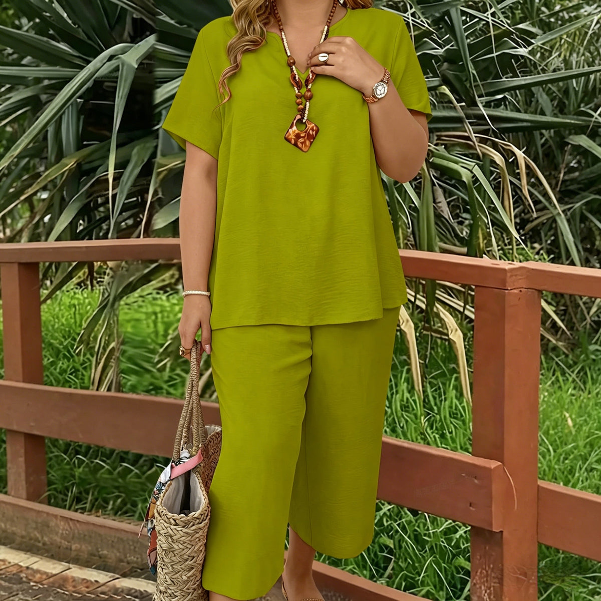 【X-5XL】💗 Elegancki i stylowy zestaw plus size: jednokolorowa bluzka z dekoltem w serek i krótkim rękawem oraz spodnie z szerokimi nogawkami.